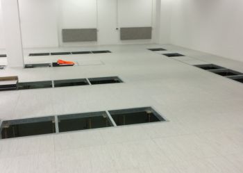 Podłogi modularne w pomieszczeniach technicznych