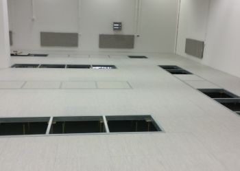 Podłogi modularne w pomieszczeniach technicznych